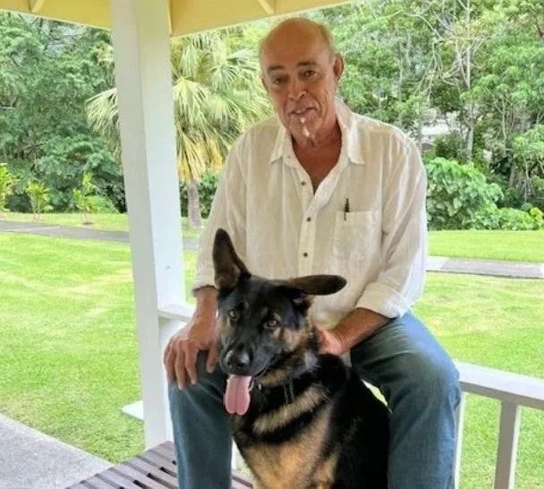 Mac Lewman with his dog at the coast of Hawai'i